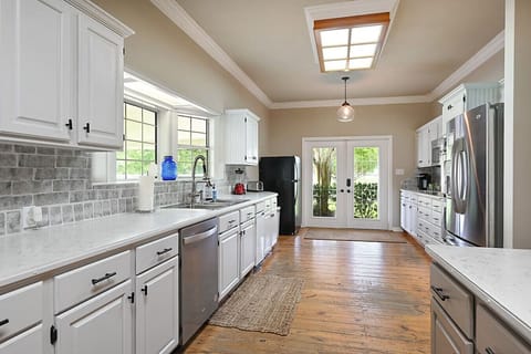 Kitchen also includes a dishwasher.