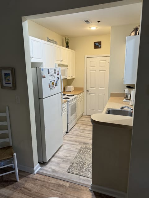 Fully stocked kitchen and new laminate floor in 2023!