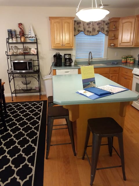 Fully equipped kitchen/ dining & barstools at large island for entertaining