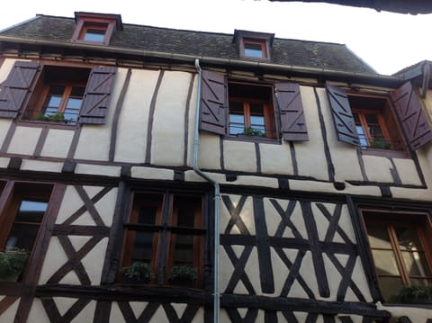 La Charente apartment 3rd floor in heart of medieval Beaulieu