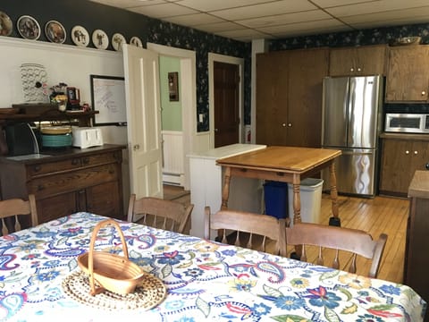 Back House - Eat In Kitchen