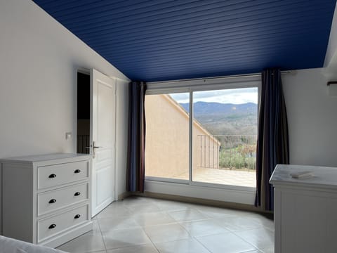 Bedroom with air conditioning and salle de bain attenante (En-suite bathroom)