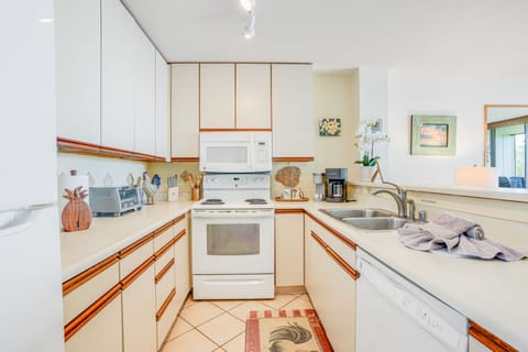 Bring your chef to prepare meals in this full kitchen.