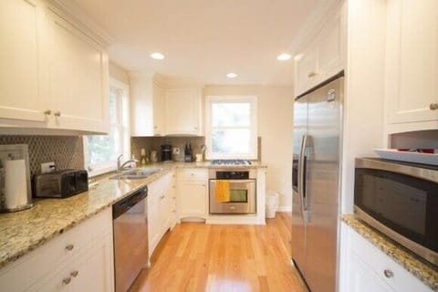 Newly redone kitchen, new appliances, cabinets, floor. All the tools stocked.