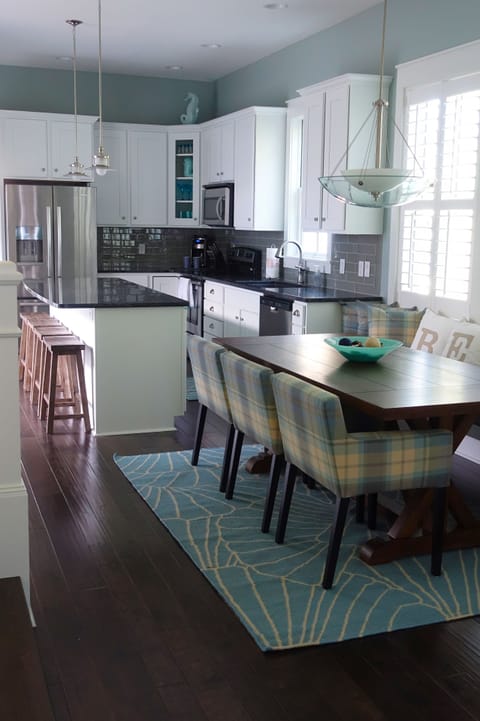 Open kitchen with seating for 4 at the island