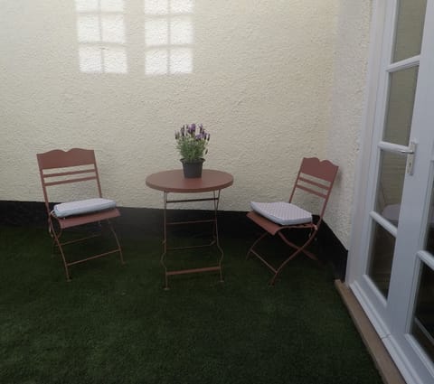 SMALL PATIO OUTSIDE KITCHEN