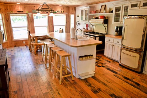 Gourmet Island Kitchen