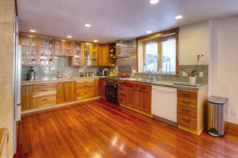 Kitchen (Subzero & Wolf appliances)