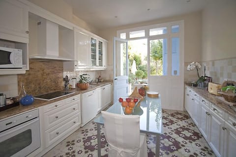 fitted kitchen, direct access to terrace with barbecue