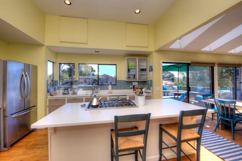 Well-equipped kitchen with a counter for non-cooks to watch