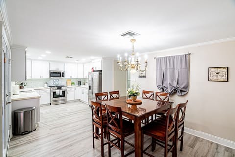 Fully equipped kitchen with seating for 8