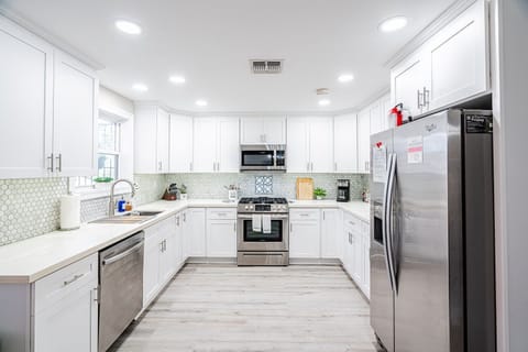 Fully equipped kitchen, built-in filtered water/ice in fridge