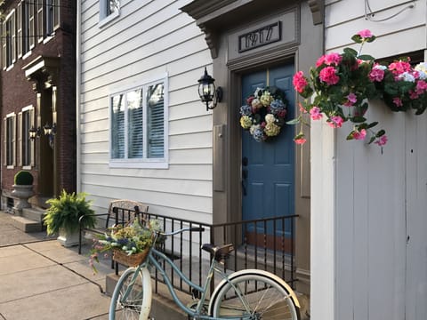 Located on a quite street ,a few blocks from the lively scene on Carson St.