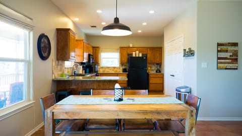 Dining area seats up to 7 at table and 4 at counter