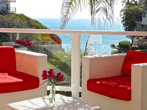 DECK WITH OCEAN VIEW. BEACH TRAIL IN FRONT