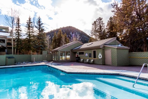 Year round open pool & hot tub