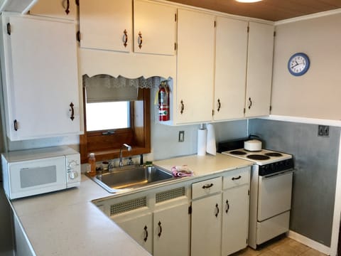 Kitchen, has all the basics.