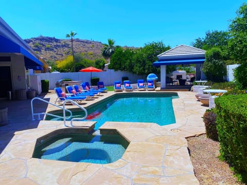 Private resort-style oasis w/mountain view, saltwater pool/spa, plus 10 loungers