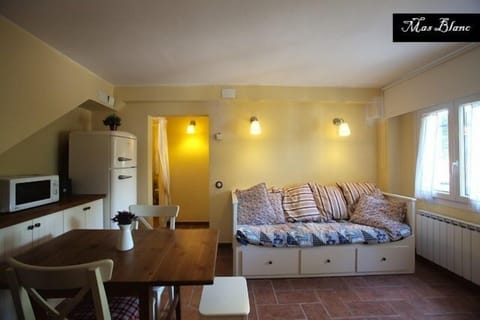 The sofa can become a bed for an extra child (or 2 if the lower part is opened).