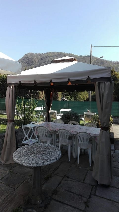 Gazebo con tavolo con 6 sedie