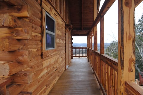 Cabin entry walkway - wrap around deck 
