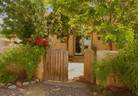 Beautiful Pueblo style Adobe Sangre De Cristo Mountain Cottage 