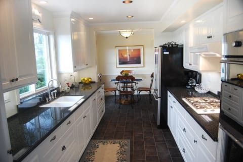 Fully-equipped Gourmet Kitchen with Granite Countertops and Stainless Appliances