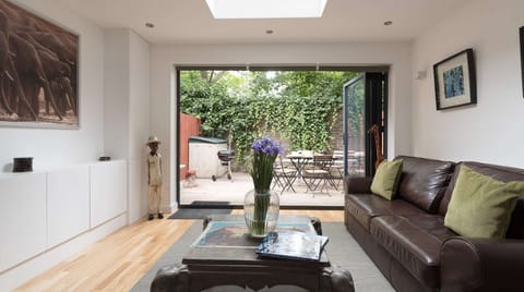 Ground floor 2nd reception room leading onto the garden. Bifolding doors.