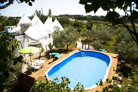 Swimming pool with solarium deck