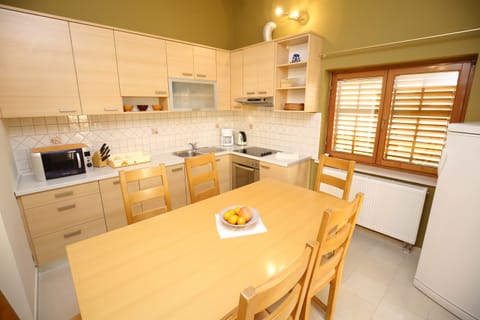 Kitchen & Dining Area
