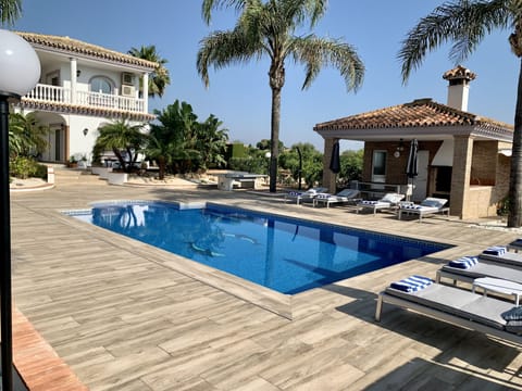 Table-tennis, Poolhouse w/ kitchen, BBQ, WC + shower, utility room w/ f/freezer