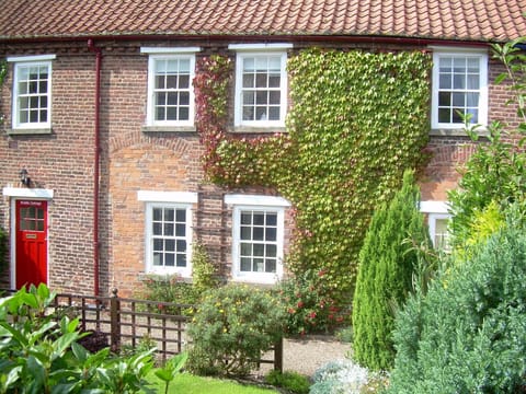 Delightful 3 bedroom Grade 2 Listed Cottage