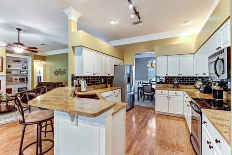 Fully equipped kitchen.