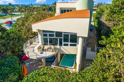Oceanfront terrace (note heated plunge pool w/ sundeck)