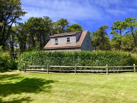 Newly Renovated Post and Beam Fishers Landing Cottage. Beach, Tennis, & Charm!