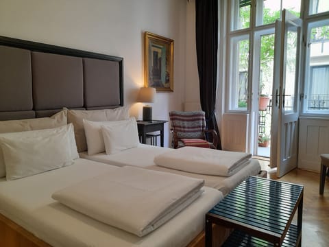 king bedroom , access to balcony 