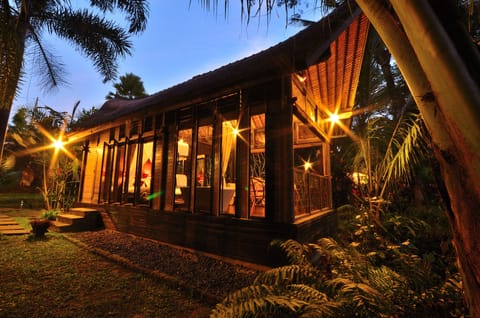 The Kingfisher bedroom bale offers gorge views and opens to the tropical gardens