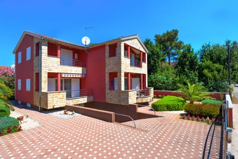 Beautiful villa with garden.