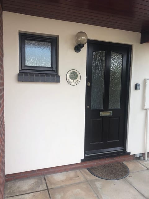 Front door with key box allowing arrival at a time that suits you. 