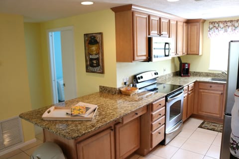 Kitchen Breakfast Bar, Granite, 2 Bar Stools, Microwave, Stove, Frig, Dishwasher