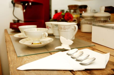 The espresso machine with GRATIS coffee and tea with old cups...