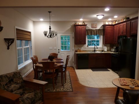 Fully equipped kitchen and dining for 6