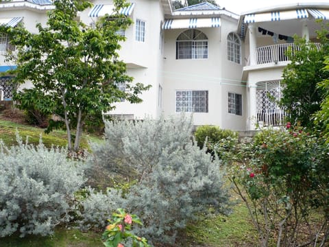 house & garden / sea view
