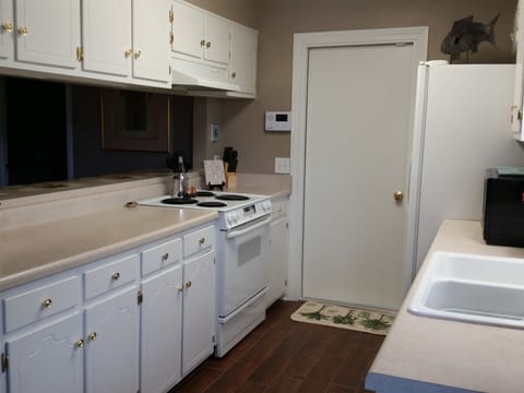 Kitchen and Bar area