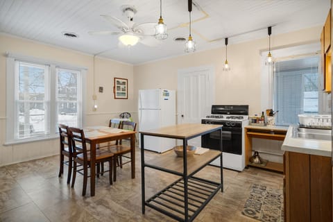 Comfortable and useful kitchen full of light. 