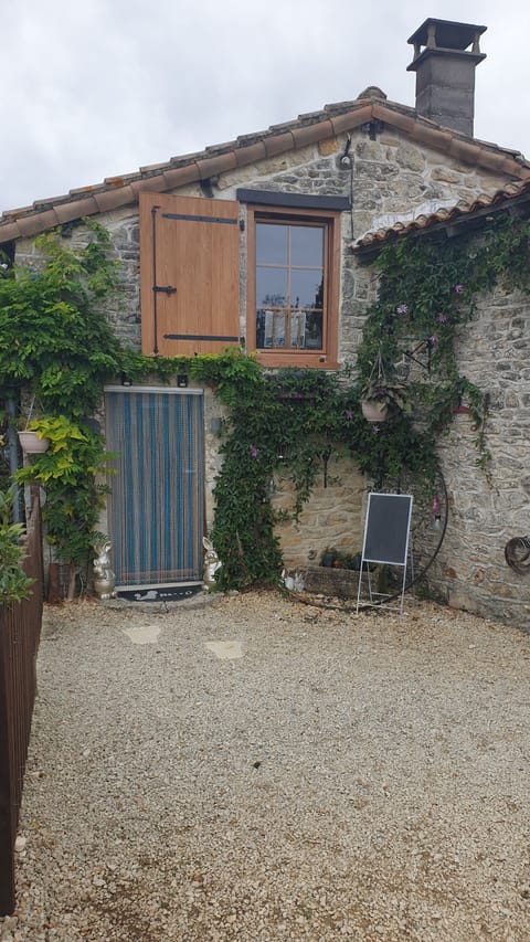 Front entrance to Chocolate box cottage 