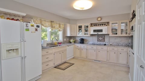 Great Kitchen with Granite! 
