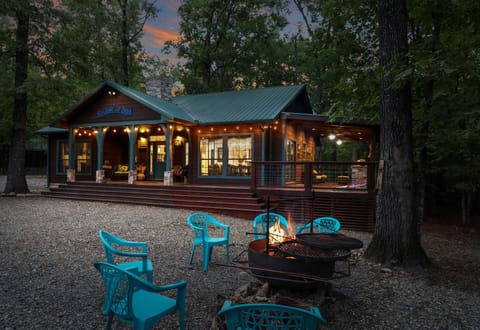 The perfect 2 bedroom Cabin plus a queen sofa bed!  Sleeps 6  