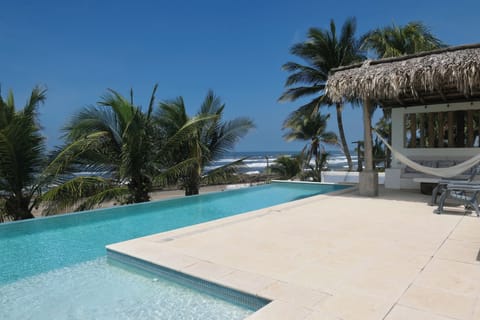 Infinity pool and terrace with a view to the ocean