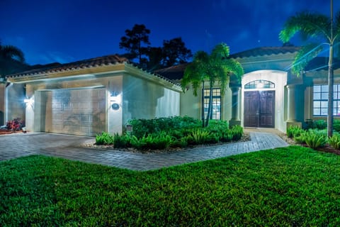 WELCOME TO PARADISE!! Night Walks in lighted sidewalks in Briarwood Await